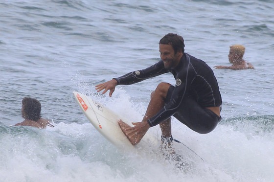 Jack Johnson surfa em praia do Rio de Janeiro - E! Online Brasil